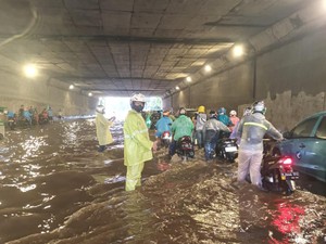 Genangan Setinggi 40 Cm di Bawah Terowongan Halim, Lalin Macet