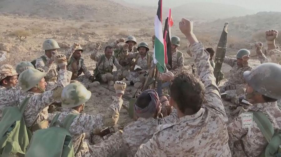Gerakan Houthi yang bersekutu dengan Iran di Yaman merilis video pada Sabtu (3/2/2024) yang menunjukkan para pejuang melakukan latihan militer melawan sasaran-sasaran tiruan Israel. (Tangkapan Layar Video Reuters/HOUTHI MEDIA CENTER)