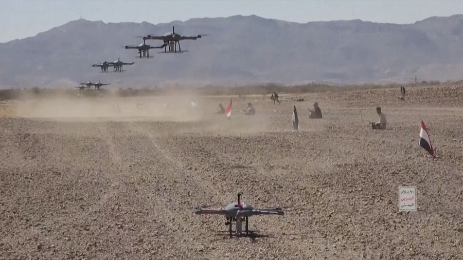 Gerakan Houthi yang bersekutu dengan Iran di Yaman merilis video pada Sabtu (3/2/2024) yang menunjukkan para pejuang melakukan latihan militer melawan sasaran-sasaran tiruan Israel. (Tangkapan Layar Video Reuters/HOUTHI MEDIA CENTER)