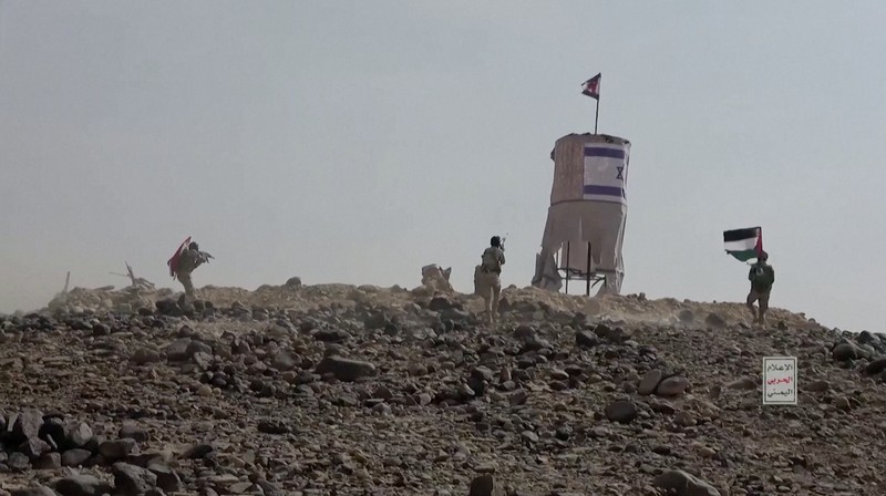 Gerakan Houthi yang bersekutu dengan Iran di Yaman merilis video pada Sabtu (3/2/2024) yang menunjukkan para pejuang melakukan latihan militer melawan sasaran-sasaran tiruan Israel. Gerakan Houthi yang bersekutu dengan Iran di Yaman merilis video pada Sabtu (3/2/2024) yang menunjukkan para pejuang melakukan latihan militer melawan sasaran-sasaran tiruan Israel. (Tangkapan Layar Video Reuters/HOUTHI MEDIA CENTER)
