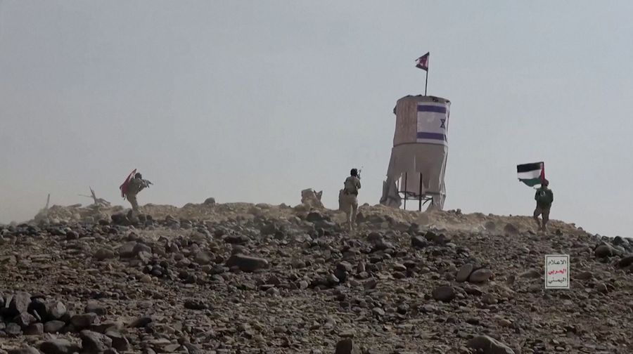 Gerakan Houthi yang bersekutu dengan Iran di Yaman merilis video pada Sabtu (3/2/2024) yang menunjukkan para pejuang melakukan latihan militer melawan sasaran-sasaran tiruan Israel. (Tangkapan Layar Video Reuters/HOUTHI MEDIA CENTER)