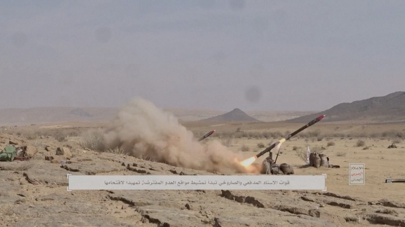Gerakan Houthi yang bersekutu dengan Iran di Yaman merilis video pada Sabtu (3/2/2024) yang menunjukkan para pejuang melakukan latihan militer melawan sasaran-sasaran tiruan Israel. Gerakan Houthi yang bersekutu dengan Iran di Yaman merilis video pada Sabtu (3/2/2024) yang menunjukkan para pejuang melakukan latihan militer melawan sasaran-sasaran tiruan Israel. (Tangkapan Layar Video Reuters/HOUTHI MEDIA CENTER)