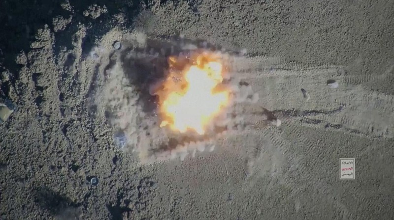 Gerakan Houthi yang bersekutu dengan Iran di Yaman merilis video pada Sabtu (3/2/2024) yang menunjukkan para pejuang melakukan latihan militer melawan sasaran-sasaran tiruan Israel. (Tangkapan Layar Video Reuters/HOUTHI MEDIA CENTER)