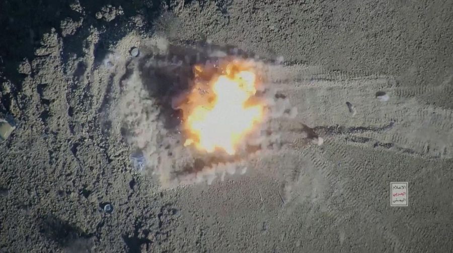 Gerakan Houthi yang bersekutu dengan Iran di Yaman merilis video pada Sabtu (3/2/2024) yang menunjukkan para pejuang melakukan latihan militer melawan sasaran-sasaran tiruan Israel. (Tangkapan Layar Video Reuters/HOUTHI MEDIA CENTER)