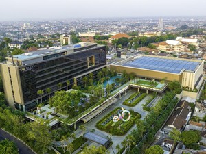 Listrik Atap Jadi Senjata Gedung Hotel Lawan Dampak Perubahan Iklim