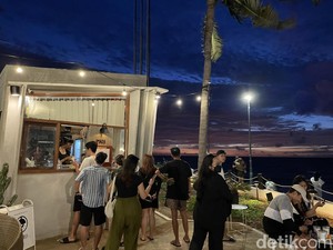 Ngopi di Kafe Mungil Ini Dapat Bonus Indahnya Sunset Bali