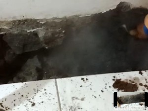 Heboh Lantai Rumah Warga Sumedang Mendadak Panas dan Keluarkan Asap