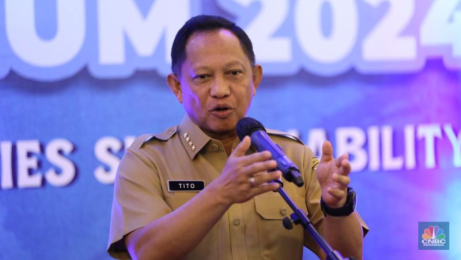 Menteri Dalam Negeri Tito Karnavian saat memberikan pemaparan dalam diskusi panel Indonesia Marine And Fisheries Business Forum 2024, di Fairmont Jakarta, pada Senin (5/2/2024). (CNBC Indonesia/Tri Susilo)