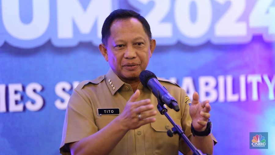 Menteri Dalam Negeri Tito Karnavian saat memberikan pemaparan dalam diskusi panel Indonesia Marine And Fisheries Business Forum 2024, di Fairmont Jakarta, pada Senin (5/2/2024). (CNBC Indonesia/Tri Susilo)