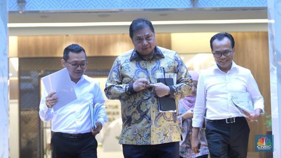 Menteri Koordinator Bidang Perekonomian, Airlangga Hartarto dalam Konverensi Pers di Kantor Kementerian Perekonomian, pada Senin, (5/2/2024). (CNBC Indonesia/Muhammad Sabki)
