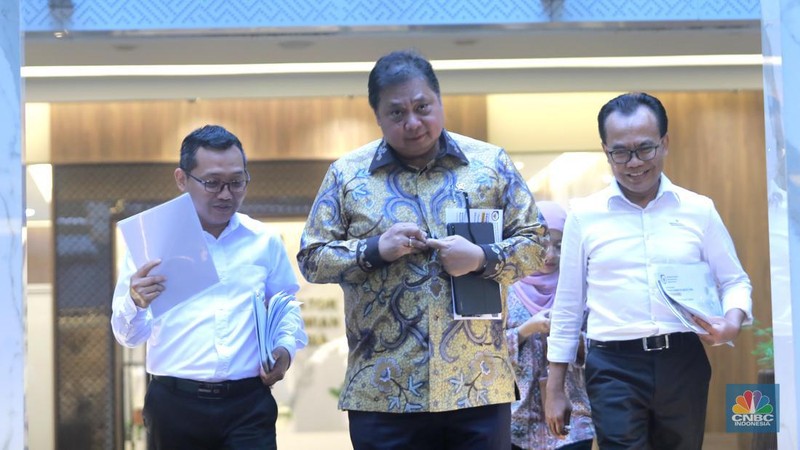 Menteri Koordinator Bidang Perekonomian, Airlangga Hartarto dalam Konverensi Pers di Kantor Kementerian Perekonomian, pada Senin, (5/2/2024). (CNBC Indonesia/Muhammad Sabki)