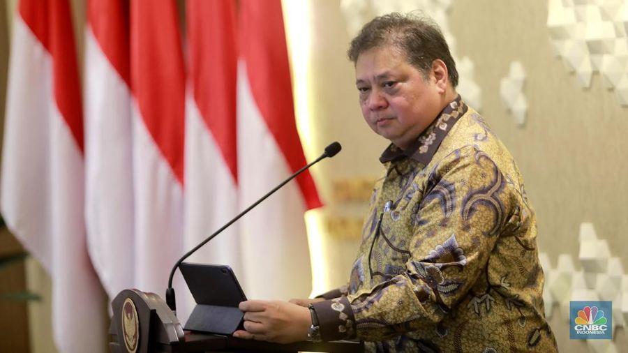 Menteri Koordinator Bidang Perekonomian, Airlangga Hartarto dalam Konverensi Pers di Kantor Kementerian Perekonomian, pada Senin, (5/2/2024). (CNBC Indonesia/Muhammad Sabki)