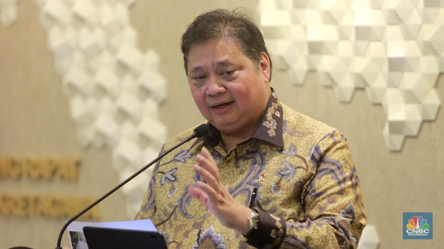 Menteri Koordinator Bidang Perekonomian, Airlangga Hartarto dalam Konverensi Pers di Kantor Kementerian Perekonomian, pada Senin, (5/2/2024). (CNBC Indonesia/Muhammad Sabki)