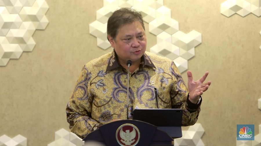 Menteri Koordinator Bidang Perekonomian, Airlangga Hartarto dalam Konverensi Pers di Kantor Kementerian Perekonomian, pada Senin, (5/2/2024). (CNBC Indonesia/Muhammad Sabki)