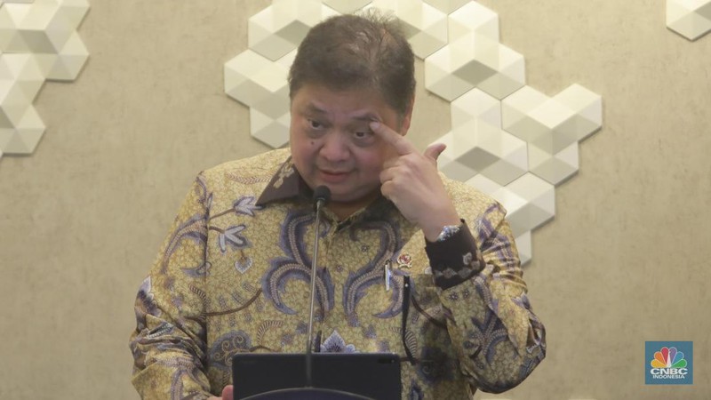 Menteri Koordinator Bidang Perekonomian, Airlangga Hartarto dalam Konverensi Pers di Kantor Kementerian Perekonomian, pada Senin, (5/2/2024). (CNBC Indonesia/Muhammad Sabki)