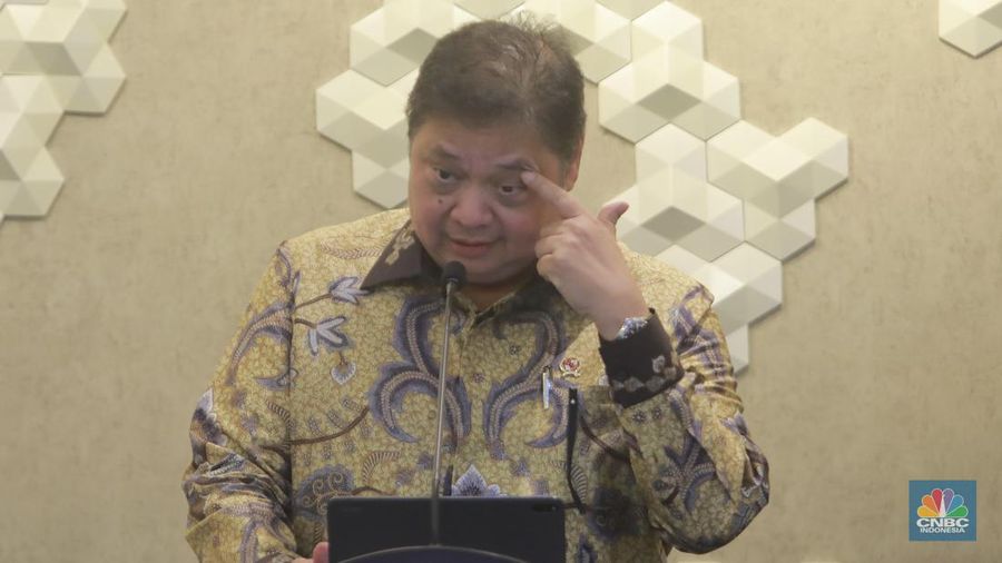 Menteri Koordinator Bidang Perekonomian, Airlangga Hartarto dalam Konverensi Pers di Kantor Kementerian Perekonomian, pada Senin, (5/2/2024). (CNBC Indonesia/Muhammad Sabki)