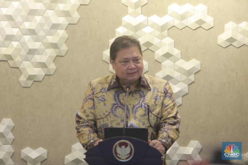 Menteri Koordinator Bidang Perekonomian, Airlangga Hartarto dalam Konverensi Pers di Kantor Kementerian Perekonomian, pada Senin, (5/2/2024). Menteri Koordinator Bidang Perekonomian, Airlangga Hartarto dalam Konverensi Pers di Kantor Kementerian Perekonomian, pada Senin, (5/2/2024). (CNBC Indonesia/Muhammad Sabki)