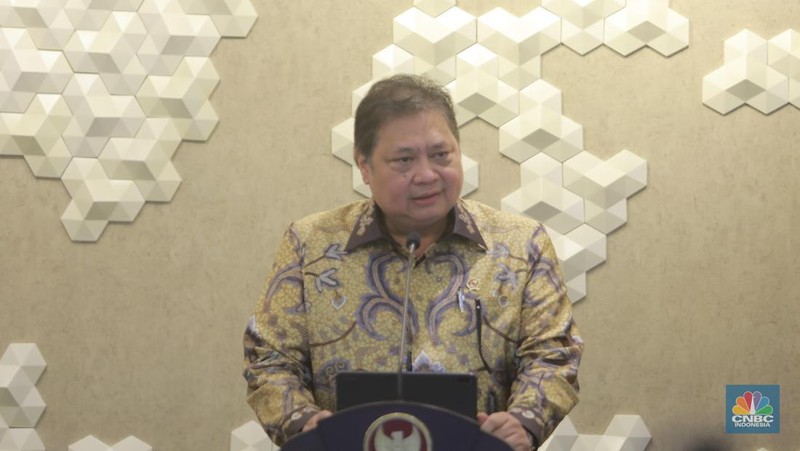Menteri Koordinator Bidang Perekonomian, Airlangga Hartarto dalam Konverensi Pers di Kantor Kementerian Perekonomian, pada Senin, (5/2/2024). (CNBC Indonesia/Muhammad Sabki)