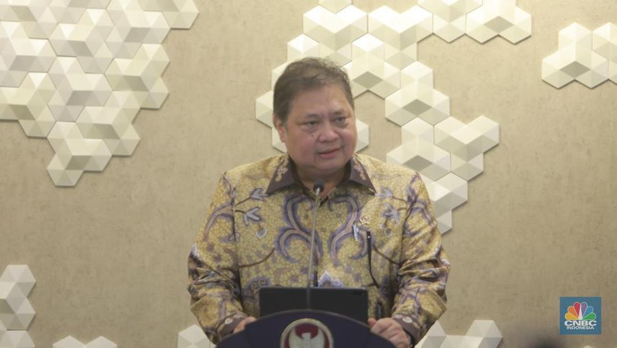 Menteri Koordinator Bidang Perekonomian, Airlangga Hartarto dalam Konverensi Pers di Kantor Kementerian Perekonomian, pada Senin, (5/2/2024). (CNBC Indonesia/Muhammad Sabki)