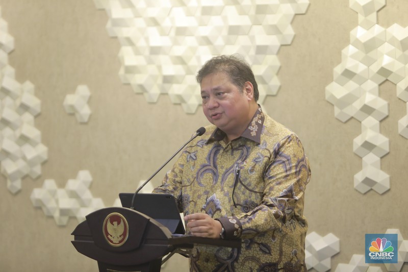 Menteri Koordinator Bidang Perekonomian, Airlangga Hartarto dalam Konverensi Pers di Kantor Kementerian Perekonomian, pada Senin, (5/2/2024). (CNBC Indonesia/Muhammad Sabki)
