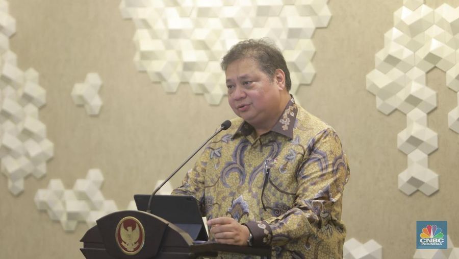 Menteri Koordinator Bidang Perekonomian, Airlangga Hartarto dalam Konverensi Pers di Kantor Kementerian Perekonomian, pada Senin, (5/2/2024). (CNBC Indonesia/Muhammad Sabki)