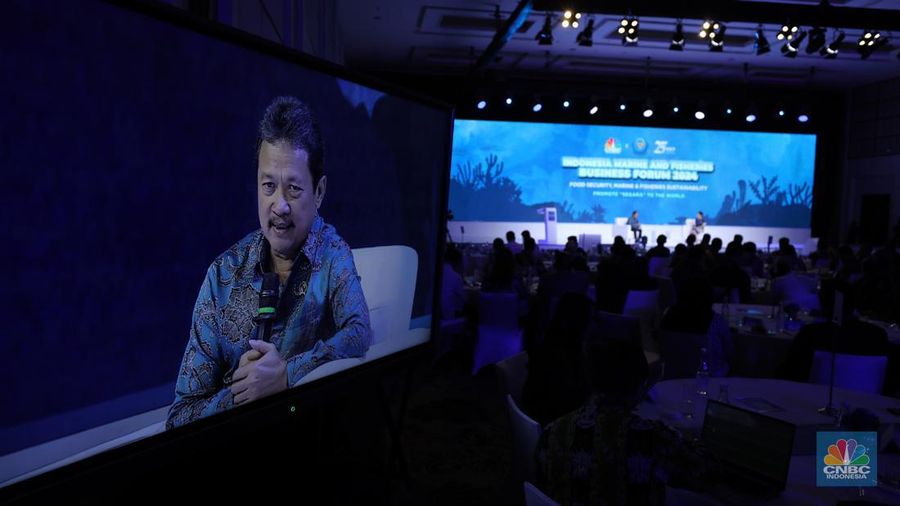 Menteri Perikanan dan kelautan RI, Sakti Wahyu Trenggono saat memberikan pemaparan dalam diskusi panel Indonesia Marine And Fisheries Business Forum 2024, di Fairmont Jakarta, pada Senin (5/2/2024). (CNBC Indonesia/Tri Susilo)
