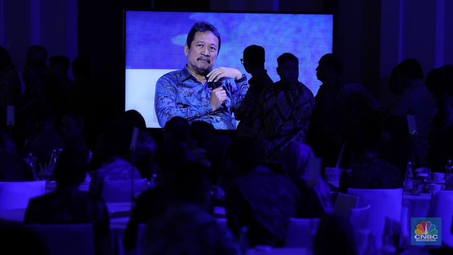 Menteri Perikanan dan kelautan RI, Sakti Wahyu Trenggono saat memberikan pemaparan dalam diskusi panel Indonesia Marine And Fisheries Business Forum 2024, di Fairmont Jakarta, pada Senin (5/2/2024). (CNBC Indonesia/Tri Susilo)