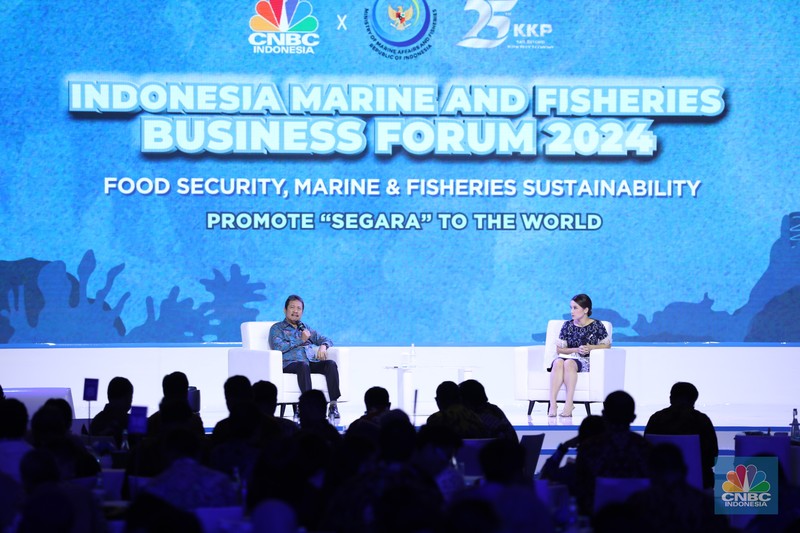Penyerahaan penghargaan kepada pembicara dalam acara Indonesia Marine And Fisheries Business Forum 2024 di Fairmont Jakarta, Senin (5/2/2024). (CNBC Indonesia/Tri Susilo) Penyerahaan penghargaan kepada pembicara dalam acara Indonesia Marine And Fisheries Business Forum 2024 di Fairmont Jakarta, Senin (5/2/2024). (CNBC Indonesia/Tri Susilo)