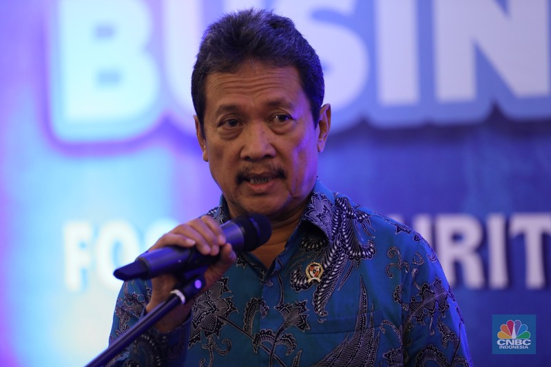 Penyerahaan penghargaan kepada pembicara dalam acara Indonesia Marine And Fisheries Business Forum 2024 di Fairmont Jakarta, Senin (5/2/2024). (CNBC Indonesia/Tri Susilo)