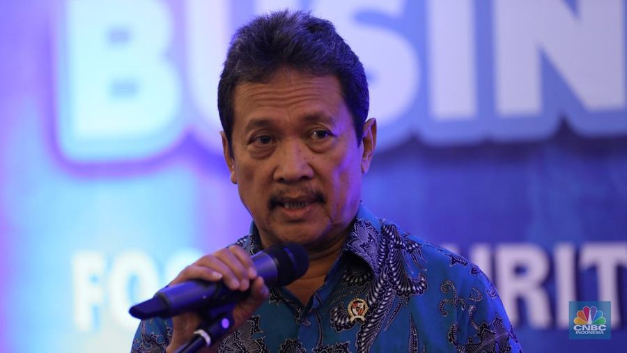 Penyerahaan penghargaan kepada pembicara dalam acara Indonesia Marine And Fisheries Business Forum 2024 di Fairmont Jakarta, Senin (5/2/2024). (CNBC Indonesia/Tri Susilo)