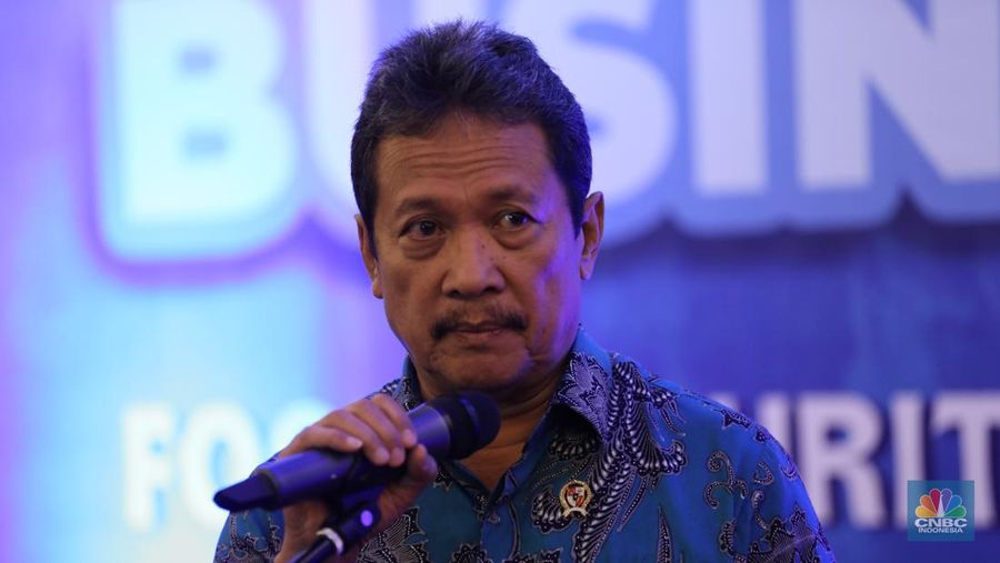 Menteri Perikanan dan kelautan RI, Sakti Wahyu Trenggono saat memberikan pemaparan dalam diskusi panel Indonesia Marine And Fisheries Business Forum 2024, di Fairmont Jakarta, pada Senin (5/2/2024). (CNBC Indonesia/Tri Susilo)