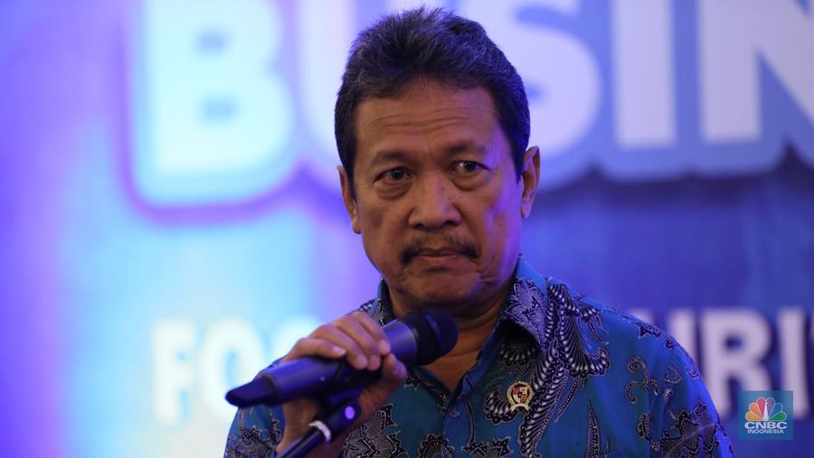 Menteri Perikanan dan kelautan RI, Sakti Wahyu Trenggono saat memberikan pemaparan dalam diskusi panel Indonesia Marine And Fisheries Business Forum 2024, di Fairmont Jakarta, pada Senin (5/2/2024). (CNBC Indonesia/Tri Susilo)