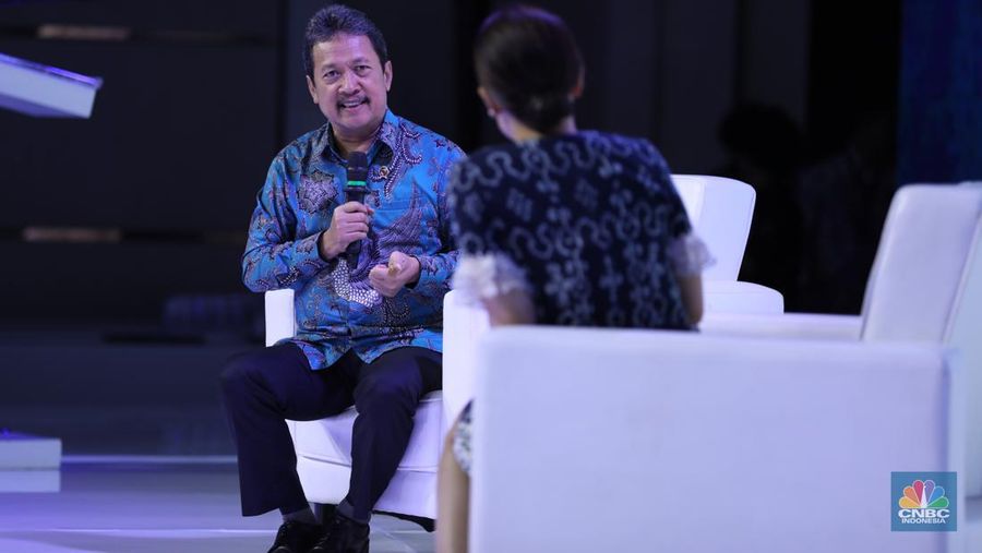 Menteri Perikanan dan kelautan RI, Sakti Wahyu Trenggono saat memberikan pemaparan dalam diskusi panel Indonesia Marine And Fisheries Business Forum 2024, di Fairmont Jakarta, pada Senin (5/2/2024). (CNBC Indonesia/Tri Susilo)