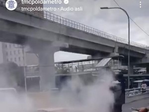 Mobil Pikap Muatan Kardus Terbakar di Km 0+400 Tol Cawang