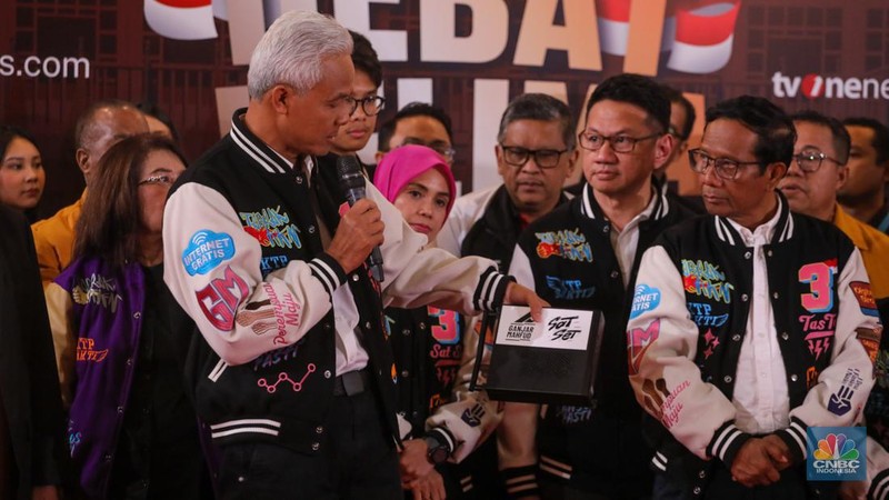 Pasangan capres-cawapres nomor urut 3 Ganjar Pranowo dan Mahfud MD saat konferensi pers usai Debat Kelima Capres di JCC Senayan, Jakarta, Minggu (4/4/2023). Dalam kesempatan itu pasangan Ganjar-Mahfud memamerkan 'Sat Set Box' atau 'Sat Set Net' yang ditunjukan usai Debat Kelima Capres. (CNBC Indonesia/Faisal Rahman)