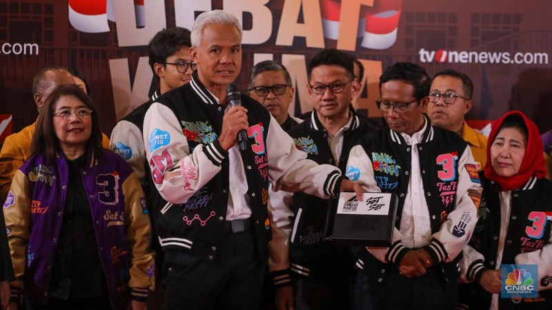 Pasangan capres-cawapres nomor urut 3 Ganjar Pranowo dan Mahfud MD saat konferensi pers usai Debat Kelima Capres di JCC Senayan, Jakarta, Minggu (4/4/2023). Dalam kesempatan itu pasangan Ganjar-Mahfud memamerkan 'Sat Set Box' atau 'Sat Set Net' yang ditunjukan usai Debat Kelima Capres. (CNBC Indonesia/Faisal Rahman)