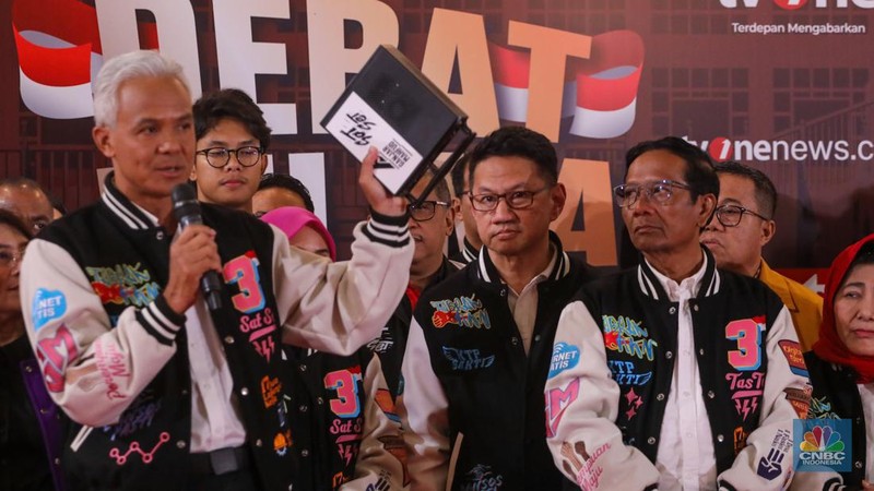 Pasangan capres-cawapres nomor urut 3 Ganjar Pranowo dan Mahfud MD saat konferensi pers usai Debat Kelima Capres di JCC Senayan, Jakarta, Minggu (4/4/2023). Dalam kesempatan itu pasangan Ganjar-Mahfud memamerkan 'Sat Set Box' atau 'Sat Set Net' yang ditunjukan usai Debat Kelima Capres. (CNBC Indonesia/Faisal Rahman)