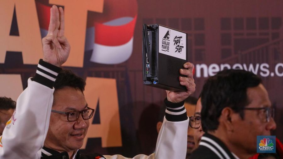 Pasangan capres-cawapres nomor urut 3 Ganjar Pranowo dan Mahfud MD saat konferensi pers usai Debat Kelima Capres di JCC Senayan, Jakarta, Minggu (4/4/2023). Dalam kesempatan itu pasangan Ganjar-Mahfud memamerkan 'Sat Set Box' atau 'Sat Set Net' yang ditunjukan usai Debat Kelima Capres. (CNBC Indonesia/Faisal Rahman)