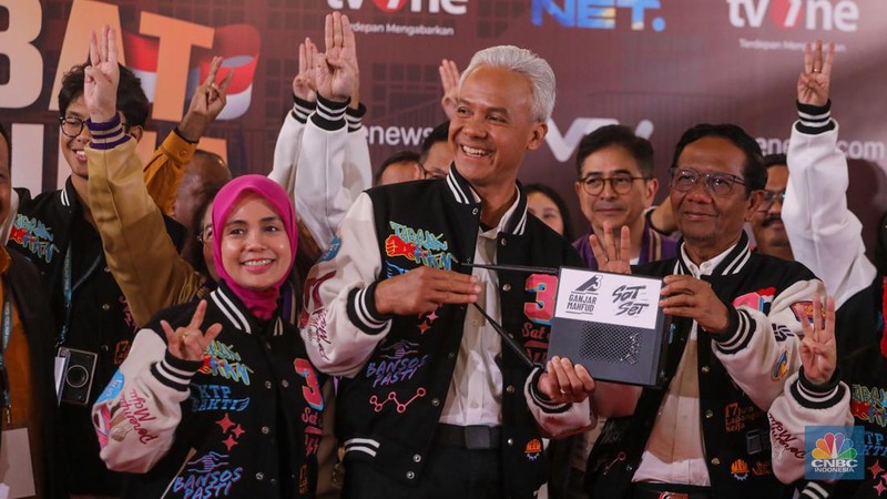 Pasangan capres-cawapres nomor urut 3 Ganjar Pranowo dan Mahfud MD saat konferensi pers usai Debat Kelima Capres di JCC Senayan, Jakarta, Minggu (4/4/2023). Dalam kesempatan itu pasangan Ganjar-Mahfud memamerkan 'Sat Set Box' atau 'Sat Set Net' yang ditunjukan usai Debat Kelima Capres. (CNBC Indonesia/Faisal Rahman)