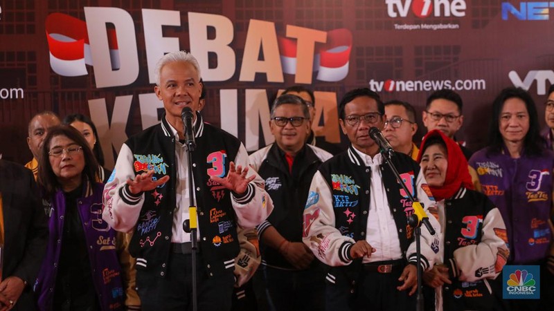 Pasangan capres-cawapres nomor urut 3 Ganjar Pranowo dan Mahfud MD saat konferensi pers usai Debat Kelima Capres di JCC Senayan, Jakarta, Minggu (4/4/2023). Dalam kesempatan itu pasangan Ganjar-Mahfud memamerkan 'Sat Set Box' atau 'Sat Set Net' yang ditunjukan usai Debat Kelima Capres. (CNBC Indonesia/Faisal Rahman)