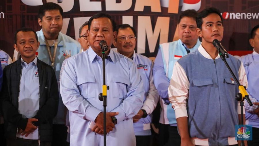 Pasangan capres-cawapres nomor urut dua Prabowo Subianto dan Gibran Rakabuming Raka saat konferensi pers usai Debat Kelima Capres di JCC Senayan, Jakarta, Minggu (4/4/2023). (վ/Faisal Rahman)
