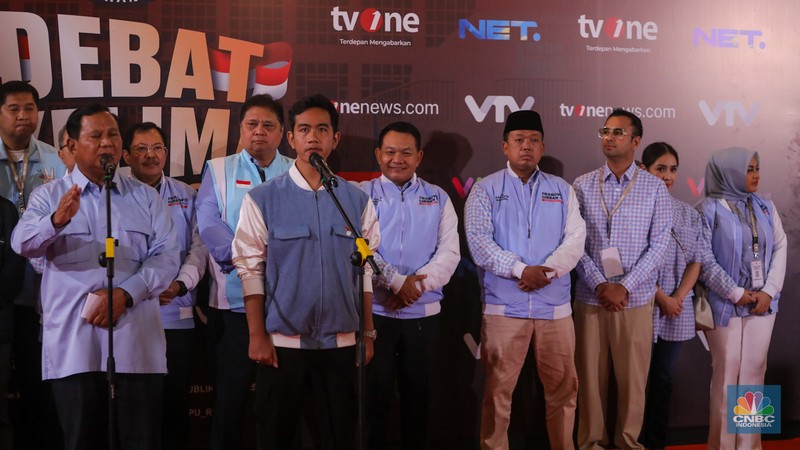 Pasangan capres-cawapres nomor urut dua Prabowo Subianto dan Gibran Rakabuming Raka saat konferensi pers usai Debat Kelima Capres di JCC Senayan, Jakarta, Minggu (4/4/2023). (CNBC Indonesia/Faisal Rahman)