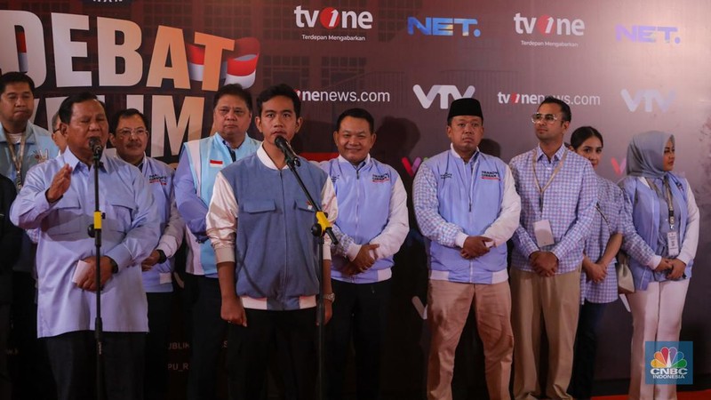 Pasangan capres-cawapres nomor urut dua Prabowo Subianto dan Gibran Rakabuming Raka saat konferensi pers usai Debat Kelima Capres di JCC Senayan, Jakarta, Minggu (4/4/2023). (CNBC Indonesia/Faisal Rahman)
