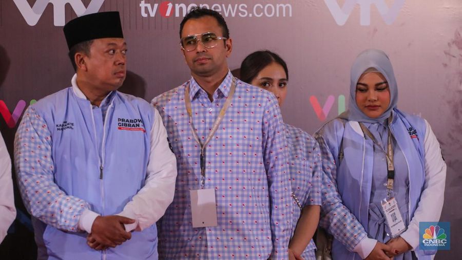 Pasangan capres-cawapres nomor urut dua Prabowo Subianto dan Gibran Rakabuming Raka saat konferensi pers usai Debat Kelima Capres di JCC Senayan, Jakarta, Minggu (4/4/2023). (CNBC Indonesia/Faisal Rahman)