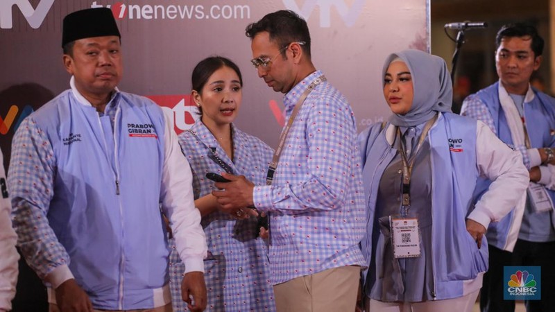 Pasangan capres-cawapres nomor urut dua Prabowo Subianto dan Gibran Rakabuming Raka saat konferensi pers usai Debat Kelima Capres di JCC Senayan, Jakarta, Minggu (4/4/2023). (CNBC Indonesia/Faisal Rahman)