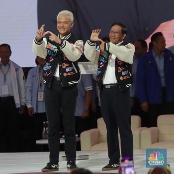 Momen Ganjar-Mahfud Masuk Pakai Bahasa Isyarat di Debat Kelima Capres