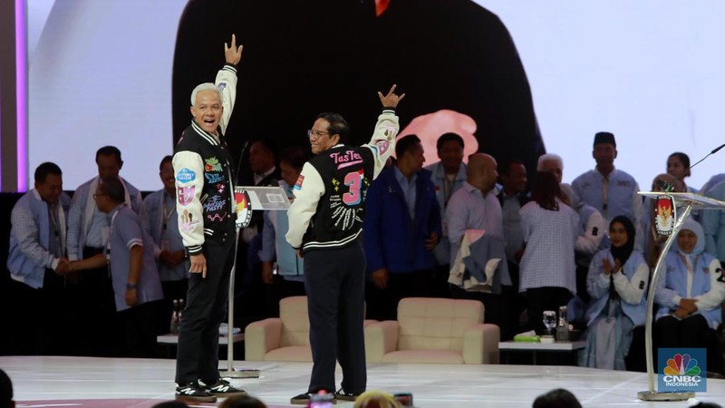 Pasangan Capres dan Cawapres Nomor Urut 3, Ganjar Pranowo-Mahfud MD menghadiri Debat Kelima Pilpres 2024 di Jakarta Convention Center (JCC), Senayan, Jakarta Pusat, Minggu (4/2/2024). (CNBC Indonesia/Muhammad Sabki)