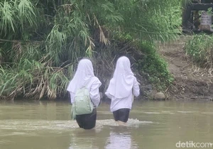 Asa Pelajar Sukabumi, Bertaruh Nyawa Seberangi Sungai Demi Menuntut Ilmu