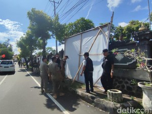 Tim Gabungan Copot APK yang Melanggar-Membahayakan Warga di Tabanan