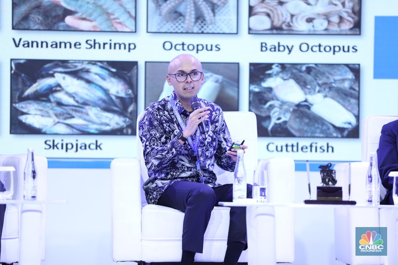 Penyerahaan penghargaan kepada pembicara dalam acara Indonesia Marine And Fisheries Business Forum 2024 di Fairmont Jakarta, Senin (5/2/2024). (CNBC Indonesia/Tri Susilo) Penyerahaan penghargaan kepada pembicara dalam acara Indonesia Marine And Fisheries Business Forum 2024 di Fairmont Jakarta, Senin (5/2/2024). (CNBC Indonesia/Tri Susilo)